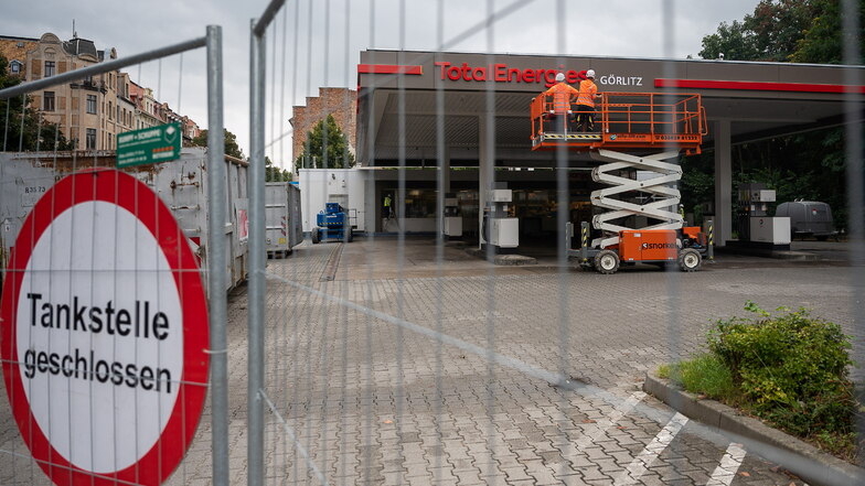 Aus Total wird TotalEnergies - hier an die Tankstelle an der Bahnhofstraße in Görlitz. Mittlerweile ist wieder geöffnet und Tanken möglich, Restarbeiten werden noch gemacht.