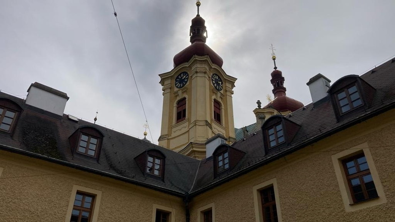 Das Kloster im tschechischen Hejnice (Haindorf) braucht ein neues Dach. Der Ökumenische Domladen Bautzen hat dafür eine Spendenaktion gestartet.