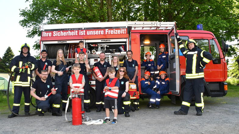 Die Mitglieder der Freiwilligen Feuerwehr Fischbach feiern am Sonnabend.