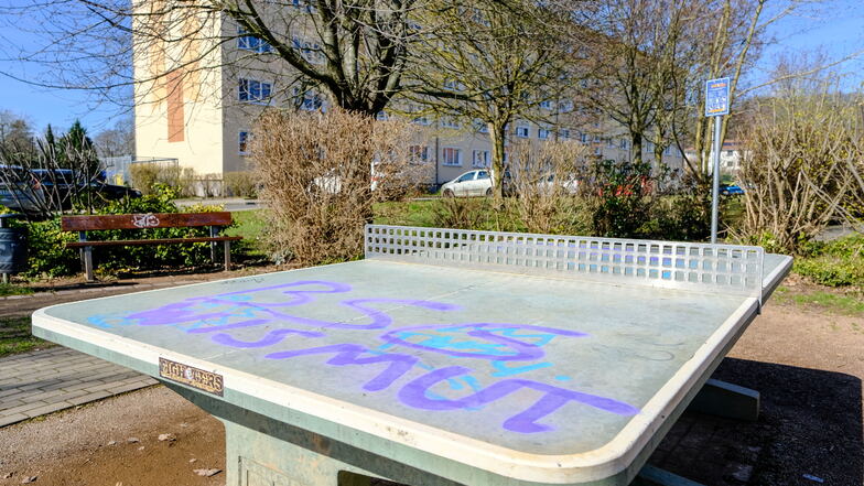 In lila Farbe wurde der Schriftzug "BSG Wismut" auf die Tischtennisplatte an der Ecke Karl-Marx-, Hermann-Hesse-Straße geschmiert.