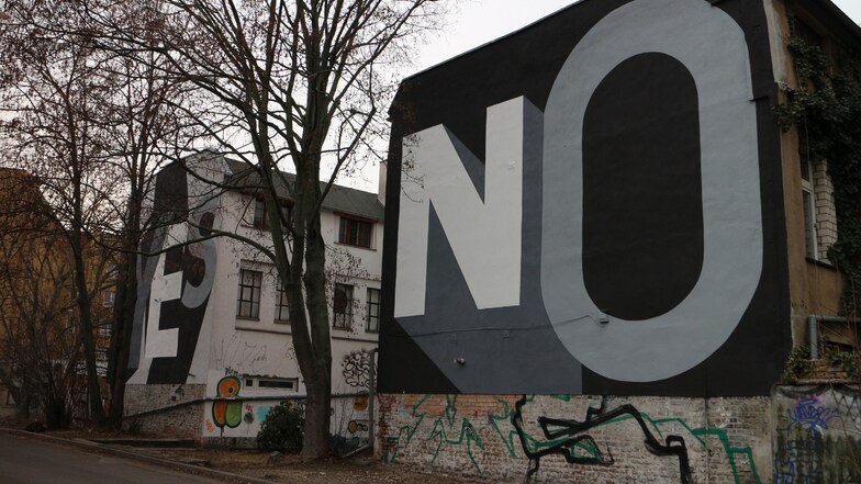Das Atelierhaus Frühauf mit den Schriftzügen "Yes" und "No".