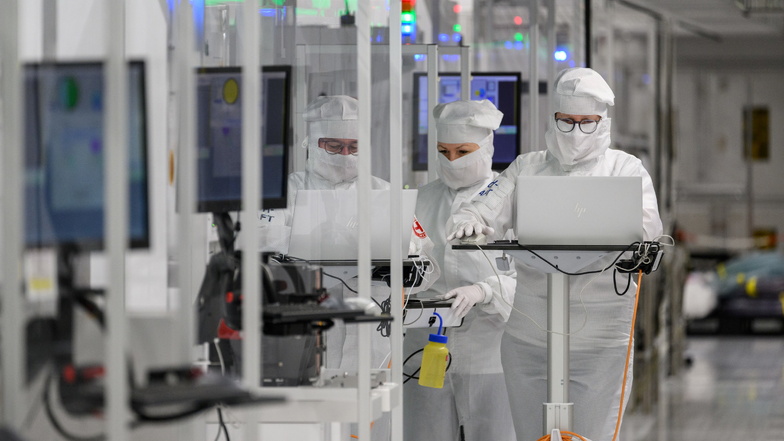 Im Reinraum kontrollieren Infineon-Angestellte an Bildschirmen die Anlagen. Zum Ausbau der Dresdner Mikrochipproduktion erlaubt die EU-Kommission  dem Bund, Fördergeld auszugeben.