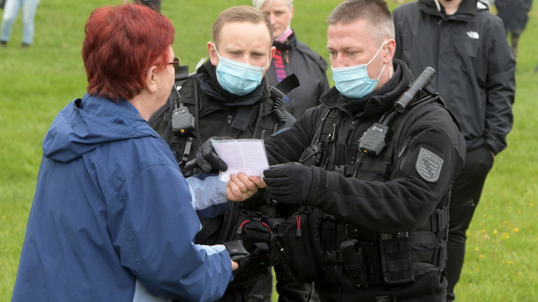 Auch Polizisten mussten in der Corona-Pandemie Maske tragen. Ein Personenschützer aus Dresden hatte sich ein Attest ausstellen lassen, dass ihn von der Maske befreite.