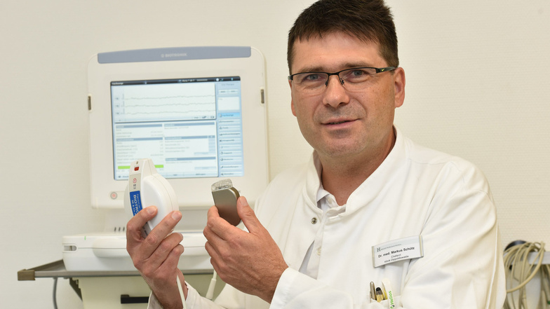 Via Funk kann Chefarzt Markus Schütz auch von außen Einstellungen am implantierten Defibrillator vornehmen.