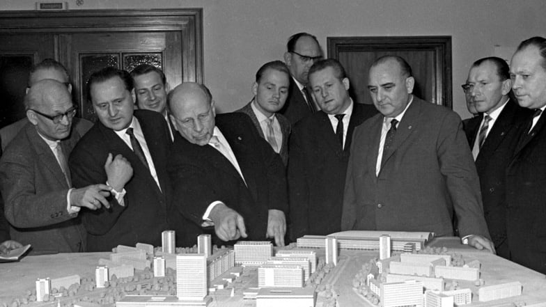 Walter Ulbricht, Staats- und Parteichef der DDR (3. v. l.), besichtigt während eines Besuches von Dresden im Dezember 1963 das Modell des Stadtzentrums. Nicht mehr auf dem Modell ist die Ruine der Sophienkirche, die bewusst abgerissen wurde.