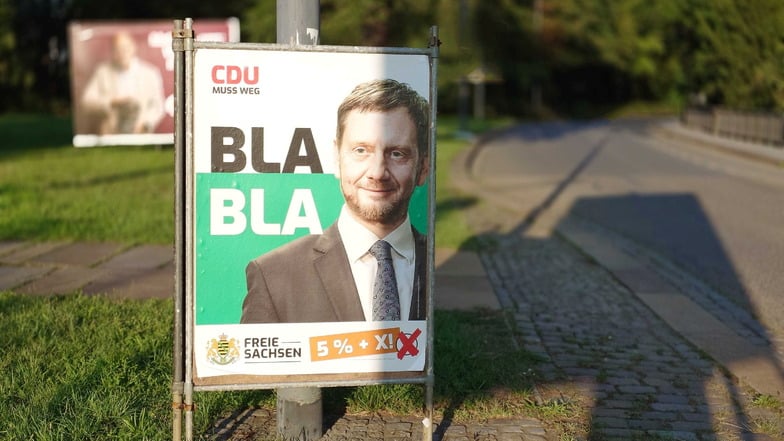 Ein Plakat der Freien Sachsen imitiert die Plakate der CDU und verhöhnt Kretschmer.