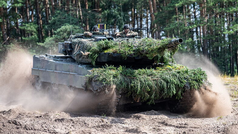 Deutschland will 14 dieser Leopard-2-Panzer in die Ukraine liefern. Deutschlandweit unterstützt eine Mehrheit diese Maßnahme - in Sachsen sieht das Stimmungsbild anders aus.