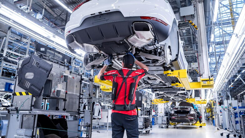 Im Porsche-Werk Leipzig mit rund 4.300 Beschäftigten werden der Porsche Macan und Porsche Panamera produziert.