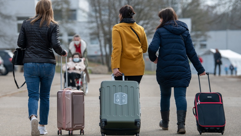 Drei aus der Ukraine stammende Frauen gehen in einer Landeserstaufnahmestelle für Flüchtlinge zu ihrem Quartier. Im Landkreis SOE leben 2.345 Menschen mit Asylhintergrund.