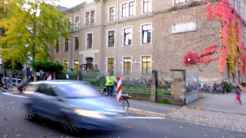 Immer wieder hatten sich Eltern und Lehrer weniger Autoverkehr vor der 63. Grundschule in Dresden gewünscht. Nun findet ein Verkehrsversuch statt.