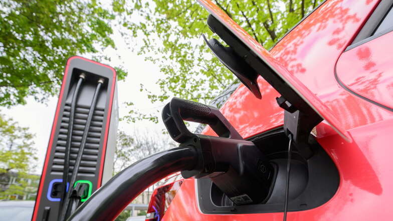 Für Fahrer von Elektroautos soll es künftig mehr Schnellladesäulen an Tankstellen geben.