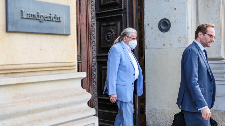 Der frühere MDR-Unterhaltungschef Udo Foht (links) verlässt mit seinem Anwalten Lawrence Desnizza nach dem ersten Prozesstag das Landgericht Leipzig. Mehr als zehn Jahre nach Bekanntwerden eines Skandals steht der 71-Jährige vor Gericht.