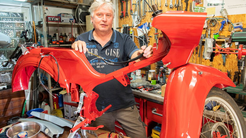 Udo Berthold repariert in Zschauitz Fahrräder nur noch für gute Freunde. Hier baut er ein Moped Star wieder auf.