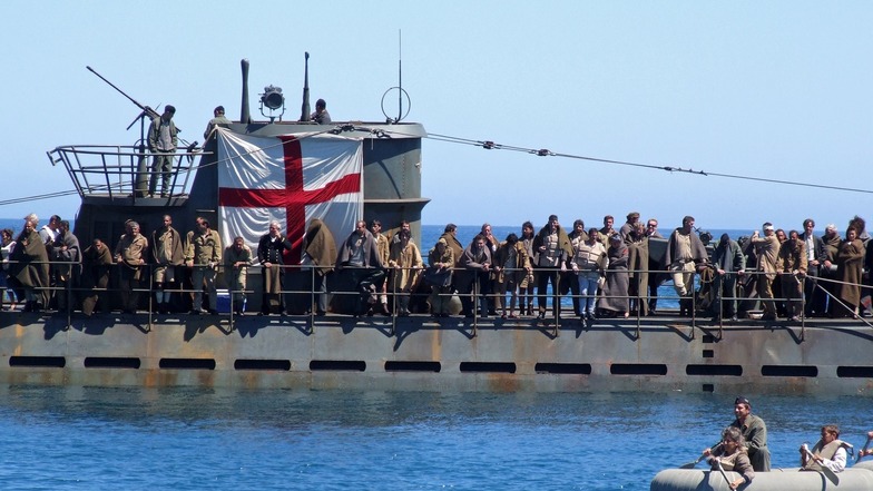 Das U-Boot U 156 "Plauen" bei der Rettung der Passagiere des versenkten britischen Schiffes "Laconia" in einer Szene aus dem ARD-Film "Laconia" von 2011 (undatierte Filmszene).