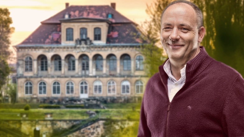 Comödien-Geschäftsführer Olaf Maatz vor seiner Sommer-Spielstätte - dem Schloss Übigau.