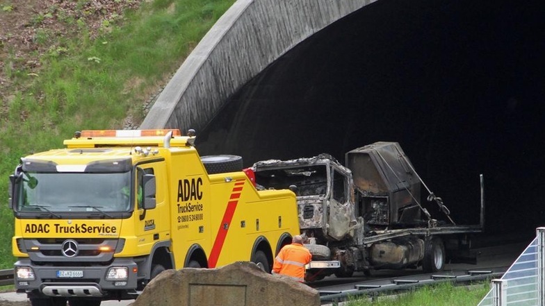 Mitarbeiter einer Abschleppfirma bergen am Samstag einen ausgebrannten LKW aus dem Tunnel Königshainer Berge auf der A4 zwischen Dresden und Görlitz. Der 12-Tonner hatte am Vormittag in der Tunnelröhre in Richtung Görlitz Feuer gefangen und brannte völlig