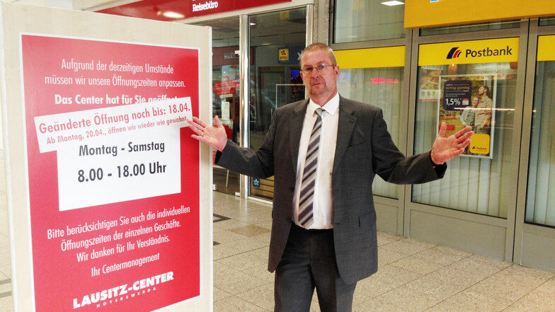 Lausitz-Center-Manager Dieter Henke hatte in der Mall die Schilder zu den Sonderöffnungszeiten mit Banderolen überklebt, dass es ab Montag so weitergehen werde wie bisher. Nun scheint das hinfällig.