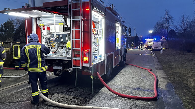 Feuerwehren aus Hähnichen und den umliegenden Orten waren Freitagmorgen in Hähnichen bei einem Gebäudebrand im Einsatz.