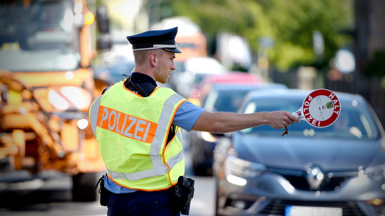 Bei diesem Unfall an der Ecke Dresdner/Heinrich-Mann-Straße musste die Polizei den Verkehr vorbeileiten.