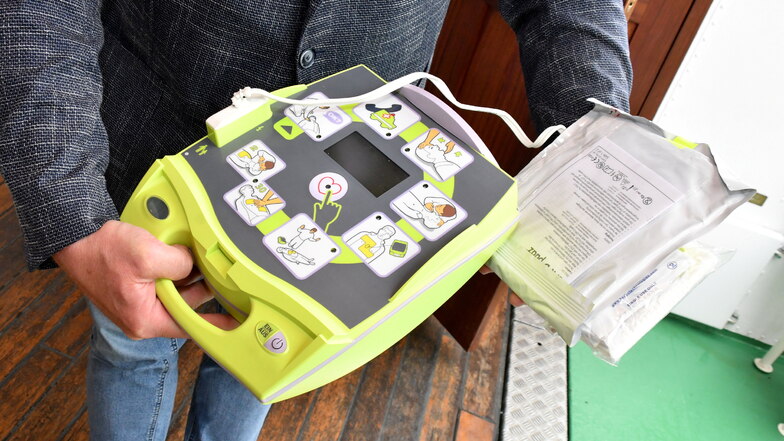 Ein Defibrillator, den jeder auf Fahrt im Notfall bedienen könnte. Das Gerät erklärt jeden einzelnen Schritt genau.