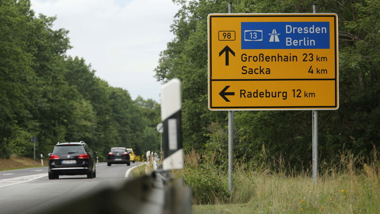 Die B98 in Richtung Sacka und Großenhain. Kurz vor dem Abzweig nach Röhrsdorf wird diese Straße ab dem 14. Juli gesperrt. Die Umleitung geht über Radeburg.