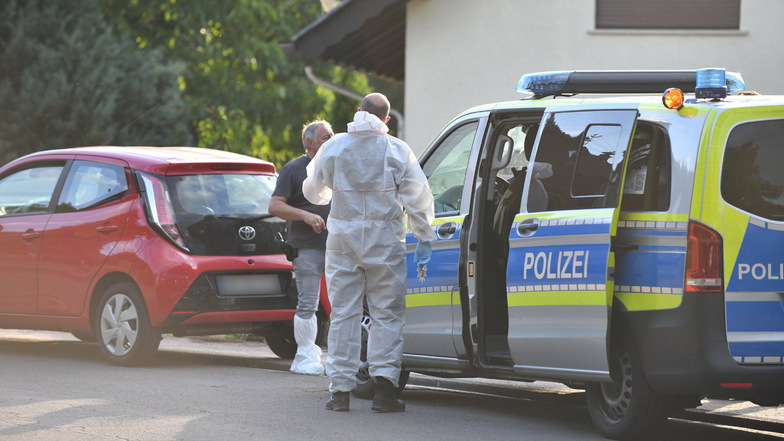 Im Streit um eine Mietwohnung sind am Freitag im saarländischen Ottweiler zwei Menschen getötet und ein Mann verletzt worden.