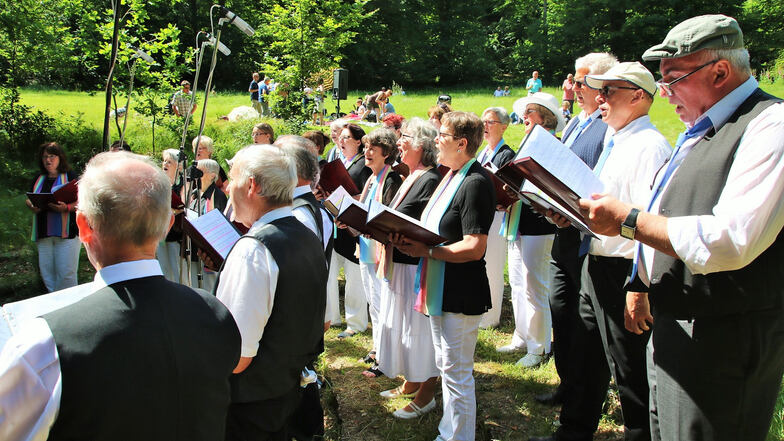 Der Gemischte Chor Pulsnitz gehörte mit zu den Ensemblen, die das Pfingstsingen im Seifersdorfer Tal zum einem großartigen Ereignis machten, an das sie die Besucher noch lange erinnern werden.