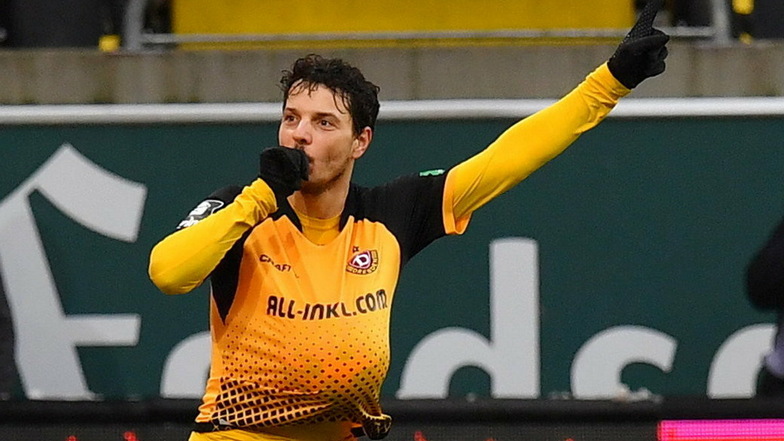 Mit diesem Torjubel deutet Dynamos Angreifer Philipp Hosiner an, dass er sich nicht nur über seine Treffer und den Sieg der Dresdner freut.