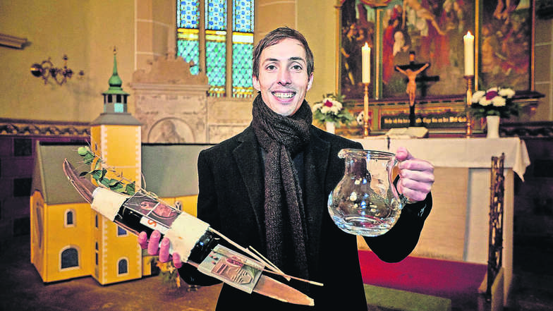 Reich beschenkt kann sich der neue Pfarrer der Kirchgemeinde Liebstadt-Ottendorf fühlen. Gregor Claus wurde am Sonntag feierlich in seinen Dienst eingeführt. Dazu bekam er Geschenke überreicht, wie diese Flasche Wein verpackt in einem Kanu.