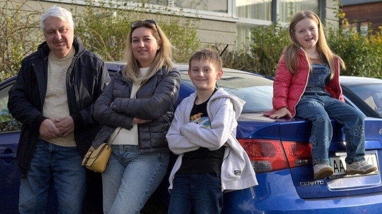 Fahrt ins Ungewisse: Viktorija Martsenko will kommende Woche mit ihren beiden Kindern Jan und Diana zurück nach Kiew. Opa Wolodomyr unterstützt sie bei der Heimkehr-Aktion.