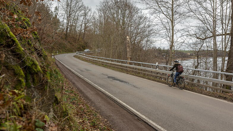 Schmal drückt sich die Straße von Dipps nach Paulsdorf zwischen Hang und Talsperre hindurch. Für Radfahrer und Fußgänger fehlt bisher ein eigener Weg.