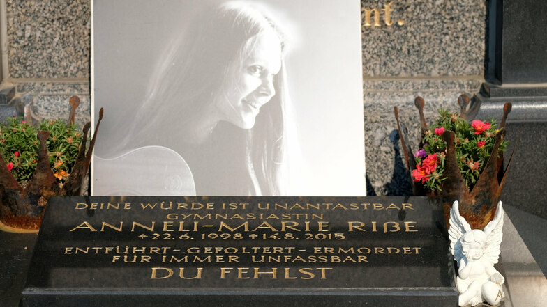 Das Grab der Familie Riße, die mit 17 Jahren ermordete Anneli-Marie Riße gehört dazu.