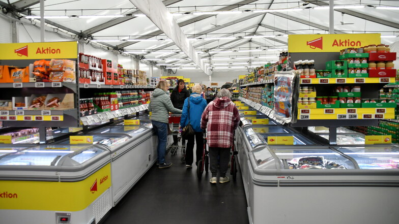 Die Netto-Filiale in einem Zelt wurde gut von den Kunden angenommen.