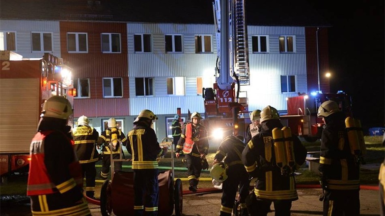 Bei einem Brand in einem Asylbewerberheim im Dippoldiswalder Ortsteil Schmiedeberg sind fünf Menschen leicht verletzt worden.