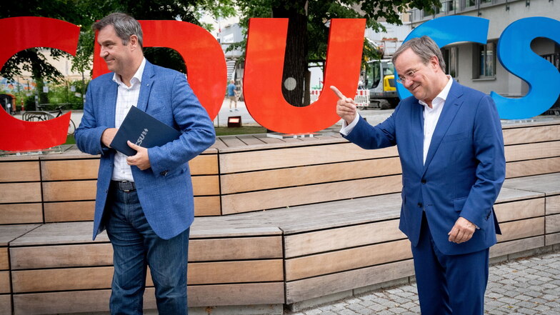 Markus Söder (l) und Armin Laschet geben vor einer Präsidiumssitzung ein Pressestatement. Am Montag hat die Union ihr Wahlprogramm beschlossen.