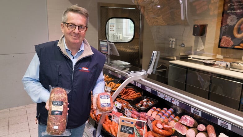 Claus Hein an der Wurst-Frischetheke bei Kaufland in Weinhübel mit seiner neuen Markenlinie "Echte Görlitzer".