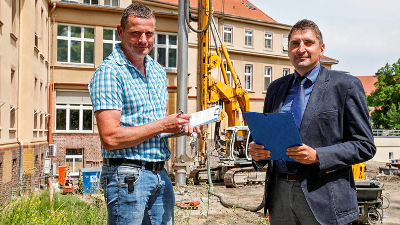 Marco Krause, Abteilungsleiter Gebäudetechnik (links) und René Kießling, Geschäftsführer der Krankenhausservicegesellschaft Löbau Zittau mbH, auf der Baustelle am Zittauer Krankenhaus.