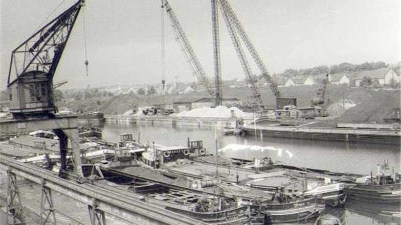 1962: Riesa beherbergt den zweitgrößten Binnenhafen der DDR – größer ist nur Magdeburg. Dennoch überaltern die Anlagen zusehends.  Fotos: SBO
