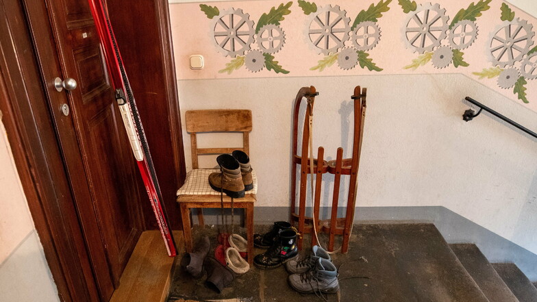 Darüber freut sich kein Vermieter: Skier, Stiefel, und ein Schlitten wurden widerrechtlich im Hausflur abgestellt.