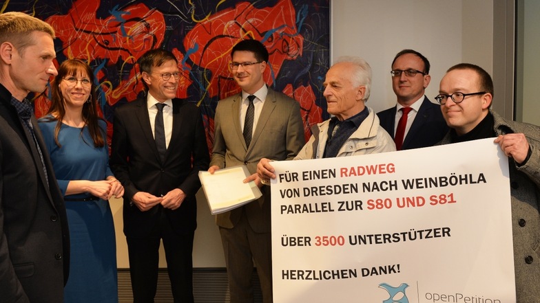 Mehr als  3.500 Unterschriften trägt die Petition, die am Mittwochabend an Landtagspräsident Matthias Rößler (3.v.l.) übergeben wurde.