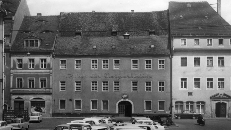 Gebäudekomplex Am Markt 19/20 mit dem ehemaligen Klub der Bergarbeiter am Pirnaer Markt. Die Aufnahme ist undatiert.