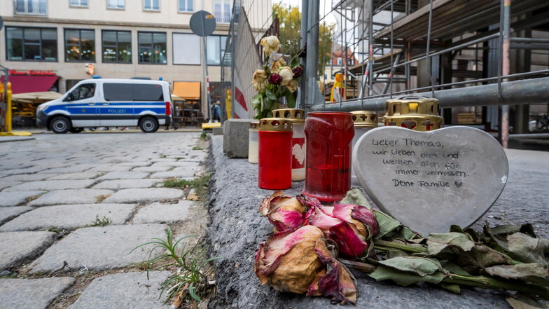 Freunde und Angehörige haben nach dem Mord an Thomas L. Kerzen und Blumen am Tatort in Dresden abgelegt. Einen Gedenkort gibt es nicht. Foto: Matthias Rietschel