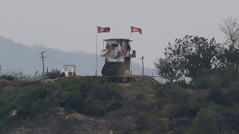 Eine nordkoreanische Flagge weht im Wind an einem militärischen Wachposten an der Grenze zu Südkorea.