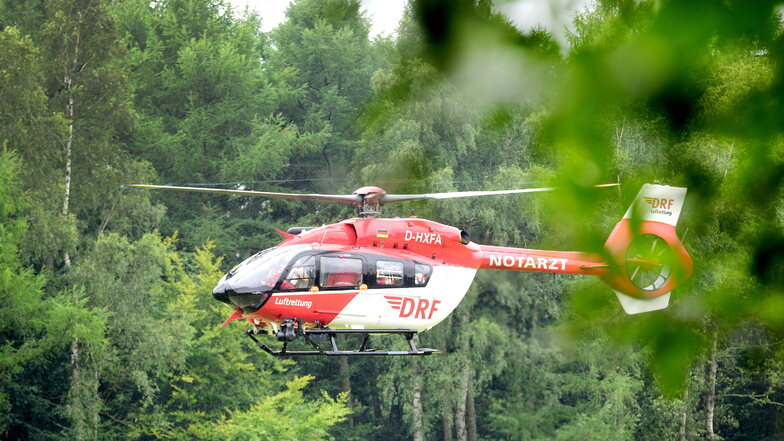 Hubschrauber landet bei Ankunftszentrum in Waldheim