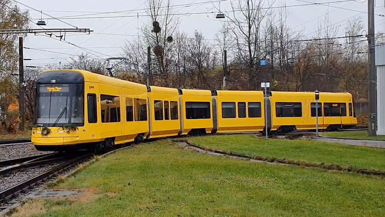 Mit Reisig geschmückt fährt die neue Bahn auf dem Gelände des Betriebshofes in Gorbitz.