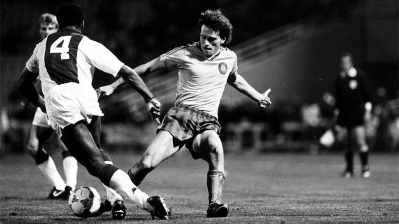 Wer kriegt den Ball – Olaf Marschall (r.) oder Frank Rijkaard? 1987 stehen sich im Europapokalfinale Ajax Amsterdam und Lok gegenüber. Ajax gewinnt.