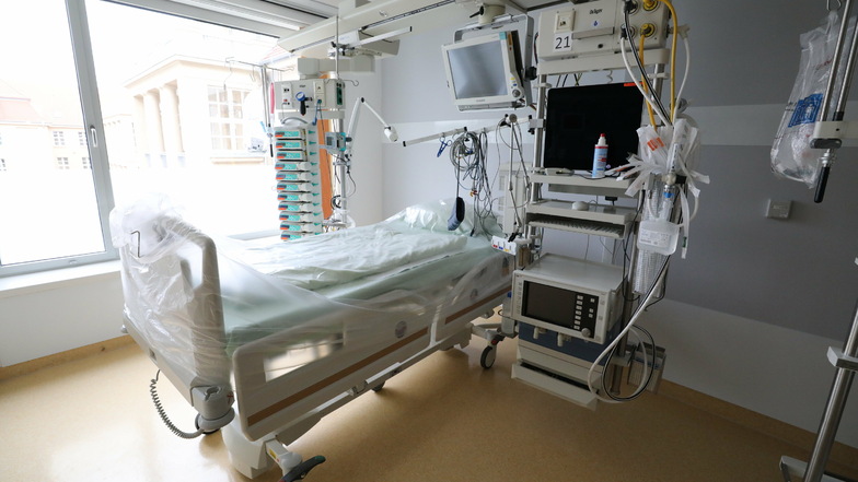 Das Bett ist da, das Personal nicht: Zwar hat Sachsen derzeit mehr als 2.000 Intensivbetten und damit deutlich mehr als zum Pandemie-Ausbruch im März 2020. Doch weil Pflegekräfte fehlen, sind 660 Betten davon
nur Notreserve.