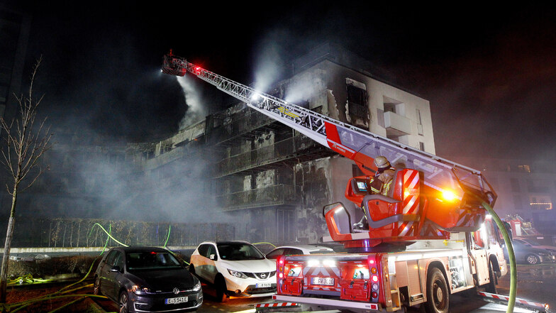 Über 150 Feuerwehrleute kämpften bis in die Morgenstunden gegen die Flammen.