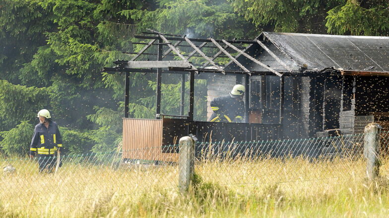 Acht Bienenvölker bei Brand in Bienenhaus im Vogtlandkreis verendet