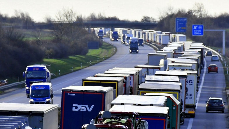 Weil Polen die Kontrollen verschärft hat, kommt es derzeit zu langen Wartezeiten am Autobahn-Grenzübergang.